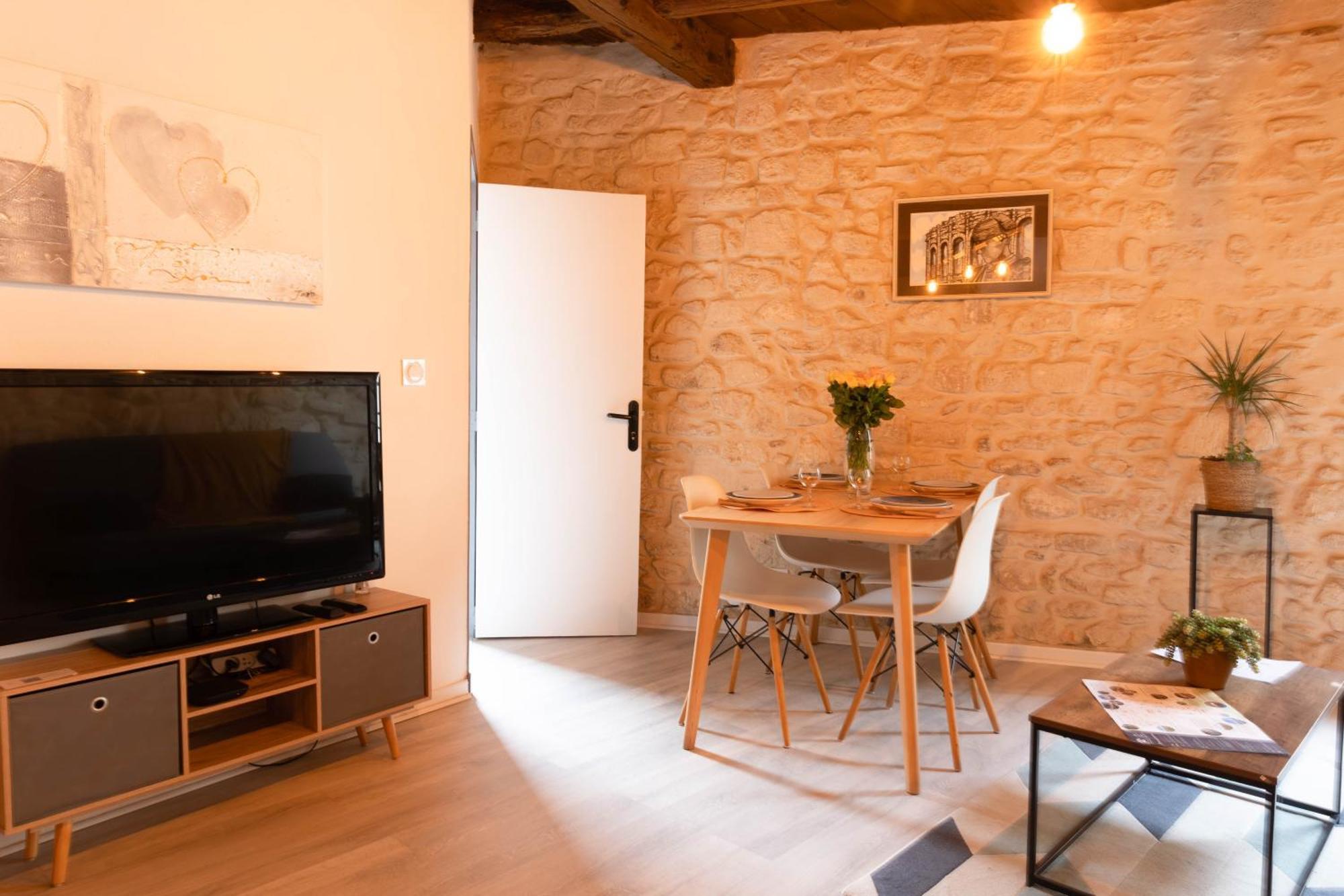 Immeuble 3 Apparts Centre Historique St Gilles Maisoncarreeconciergerie Saint-Gilles  Exterior foto